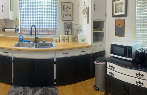 Bushnell Cottage | Charming 2-b/r country cottage-central Florida WiFi, AC, BBQ home away from home