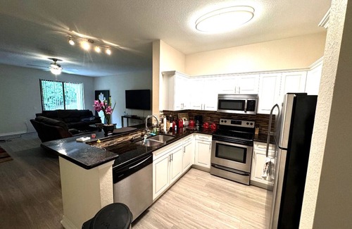 Palm Beach Gardens Apartment | Charming 2-bedroom apartment with AC, WiFi in phenomenal Palm Beach Gardens