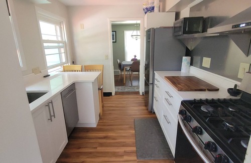 Cleveland House | Charming 2-bedroom house with WiFi, AC/heating in Cleveland Heights.Whole house.