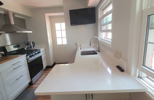 Cleveland House | Charming 2-bedroom house with WiFi, AC/heating in Cleveland Heights.Whole house.