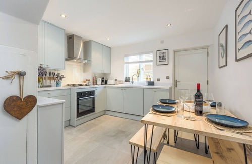 Canterbury Cottage | Charming 2 Bed Cottage - within the city walls- FREE parking - garden