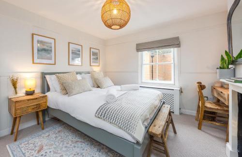 Canterbury House | Charming 2 Bed Cottage - within city walls - free parking- garden