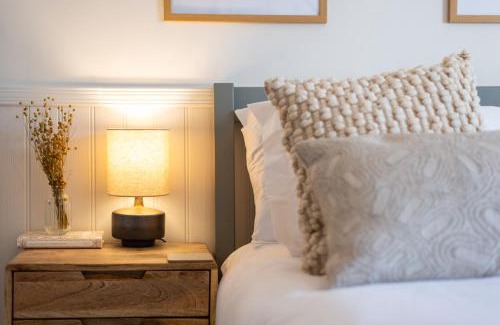 Canterbury House | Charming 2 Bed Cottage - within city walls - free parking- garden