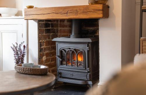 Canterbury House | Charming 2 Bed Cottage - within city walls - free parking- garden