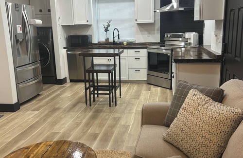 Russell Springs Cottage | Charming 2-bedroom cottage with Hot Tub, AC, and WiFi near Lake Cumberland.