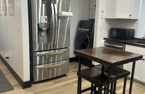 Russell Springs Cottage | Charming 2-bedroom cottage with Hot Tub, AC, and WiFi near Lake Cumberland.