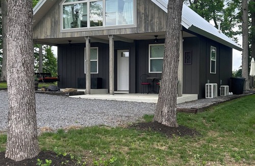 Russell Springs Cottage | Charming 2-bedroom cottage with Hot Tub, AC, and WiFi near Lake Cumberland.