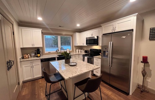 West Jefferson House | Charming 2-bedroom house in downtown West Jefferson! Amazing location!