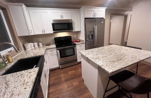 West Jefferson House | Charming 2-bedroom house in downtown West Jefferson! Amazing location!