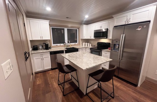 West Jefferson House | Charming 2-bedroom house in downtown West Jefferson! Amazing location!