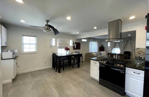 North Redondo House | Charming 2-bedroom house, 1.7miles from Manhattan beach pier with WiFi, AC