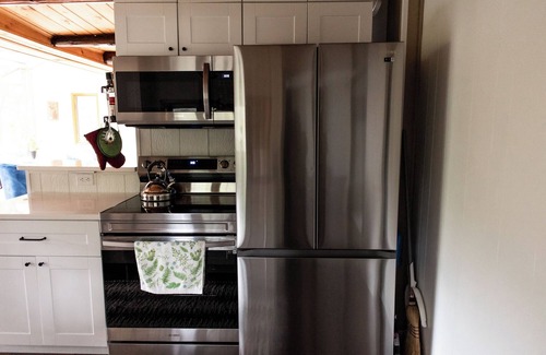 Hamburg Township House | Charming 2-bedroom house with King Bed, Kayaks, Fishing, AC,20 mins to Ann Arbor