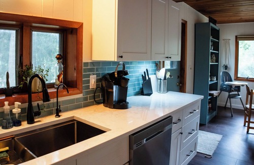 Hamburg Township House | Charming 2-bedroom house with King Bed, Kayaks, Fishing, AC,20 mins to Ann Arbor