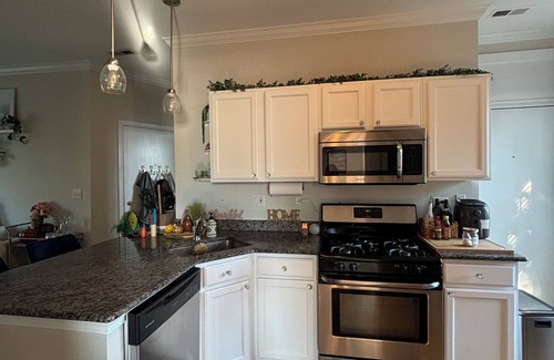 East Albany Park Apartment | Charming 2-bedroom 2 bath apartment flooded with natural light