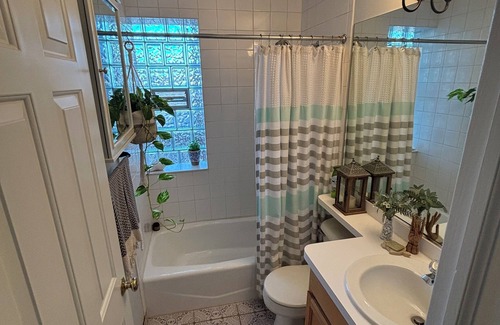 East Albany Park Apartment | Charming 2-bedroom 2 bath apartment flooded with natural light