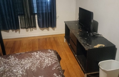 Williamsbridge Apartment | Charming 2-bedroom apartment in awesome The Bronx with WiFi, AC