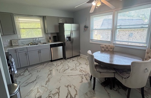 Matteson Apartment | Charming 2-bedroom apartment in marvelous Matteson with AC, WiFi l