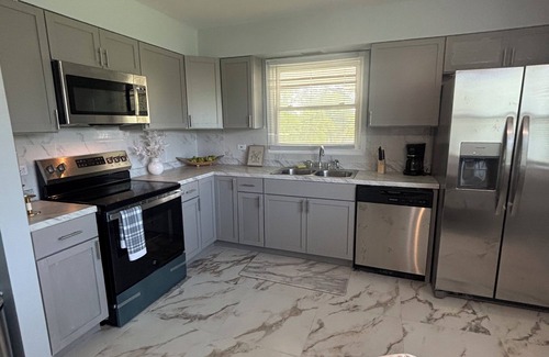 Matteson Apartment | Charming 2-bedroom apartment in marvelous Matteson with AC, WiFi l