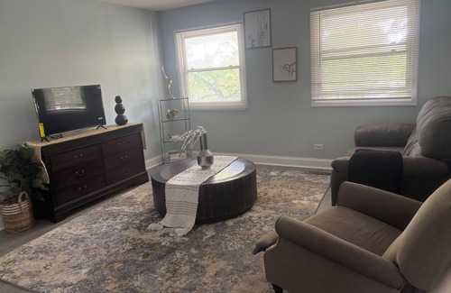 Matteson Apartment | Charming 2-bedroom apartment in marvelous Matteson with AC, WiFi l