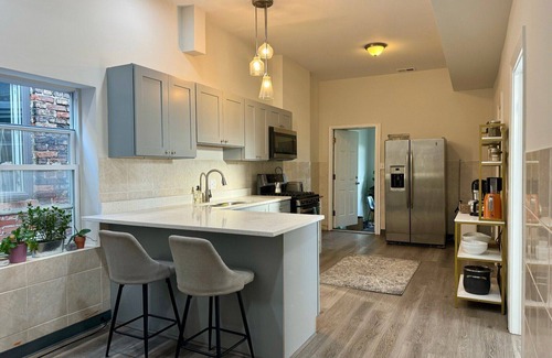 East Garfield Park Apartment | Charming 2-bedroom apartment in hip Chicago