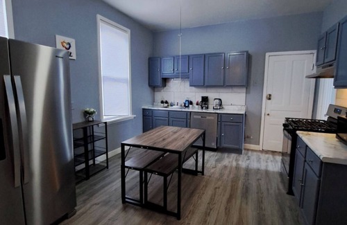 North Center Apartment | Charming 2-bedroom apartment in Roscoe Village/Free Washer/Dryer/WiFi