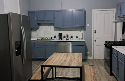 North Center Apartment | Charming 2-bedroom apartment in Roscoe Village/Free Washer/Dryer/WiFi