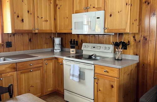 Cleverdale Cottage | Charming 2-bedroom cottage with AC and WiFi in Pleasant Cleverdale