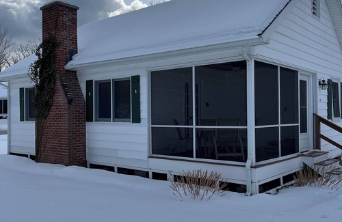 Cleverdale Cottage | Charming 2-bedroom cottage with AC and WiFi in Pleasant Cleverdale