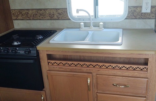 Homosassa RV Rental | Charming 2-bedroom Camper in enchanting Homosassa with AC, WiFi and more.