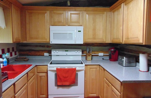 Florence Cabin | Charming 2-bedroom cabin with WiFi on beautiful Patten Lake