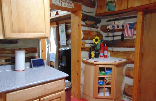 Florence Cabin | Charming 2-bedroom cabin with WiFi on beautiful Patten Lake