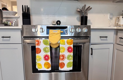 Galveston Condo | Charming 2-bedroom condo with fitness room and Pool W/D in nice Galveston