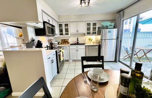 Galveston Condo | Charming 2-bedroom condo with fitness room and Pool W/D in nice Galveston