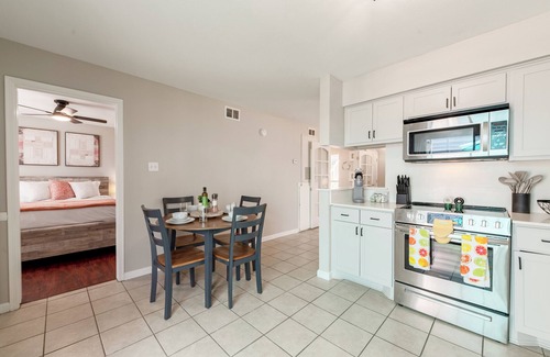 Galveston Condo | Charming 2-bedroom condo with fitness room and Pool W/D in nice Galveston