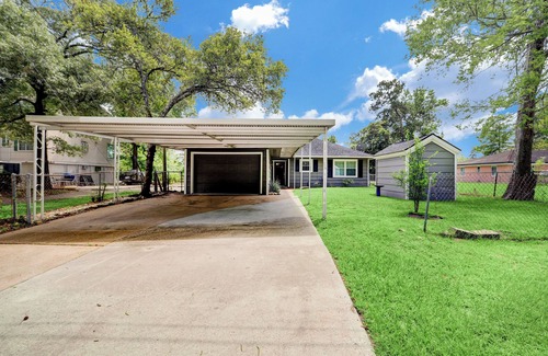 Kingwood Cottage | Charming 2-bedroom cottage with Water View in Humble - Pet Friendly!
