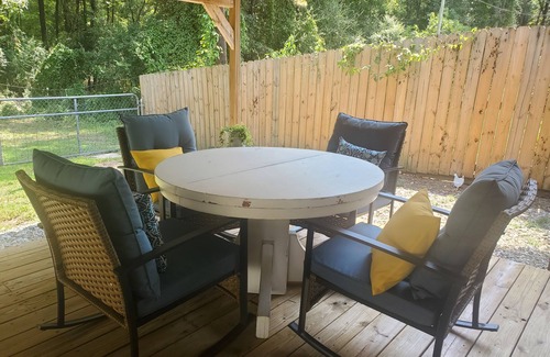 Greenwood House | Charming 2-bedroom house with plenty of room for family and friends.