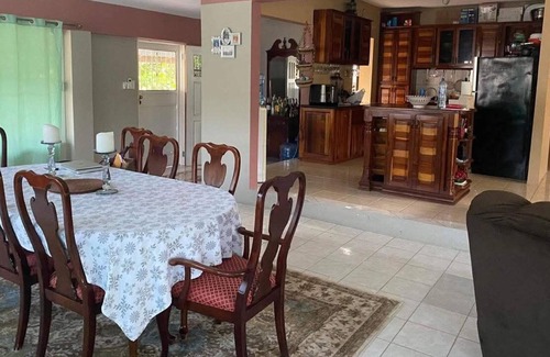 Armenia House | Charming 2-bedroom house with WiFi, AC in beautiful Belmopan
