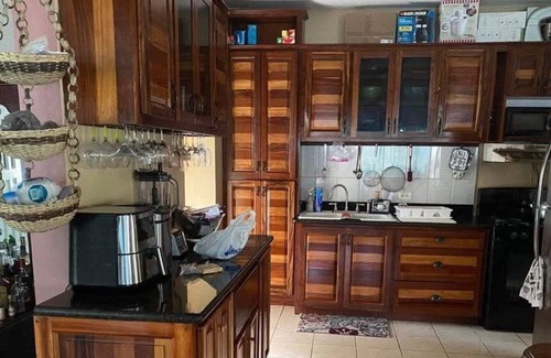 Armenia House | Charming 2-bedroom house with WiFi, AC in beautiful Belmopan