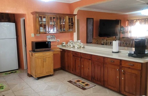 Salt Gut House | Charming 2-bedroom house in marvelous Boscobel with WiFi, AC