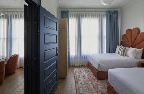 Civic Core Hotel | Charming 2-bedroom Suite in Granger Hotel with Hot Breakfast Buffet