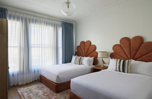 Civic Core Hotel | Charming 2-bedroom Suite in Granger Hotel with Hot Breakfast Buffet