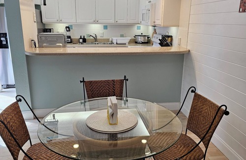 Jupiter Plantation House | Charming 2-bedroom townhome in delightful Jupiter. Close to beaches and fun.