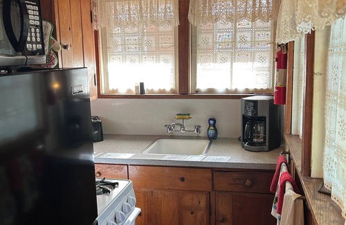 Bull Shoals Cottage | Charming 2-bedroom cottage in Bull Shoals with Lake access.