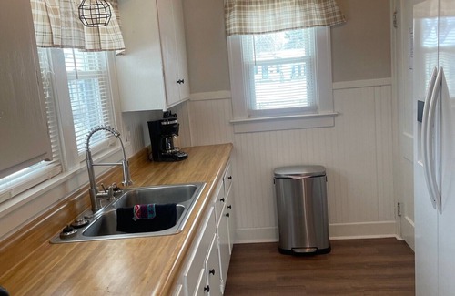 Port Clinton House | Charming 2-bedroom house with WiFi in Port Clinton steps from the public beach