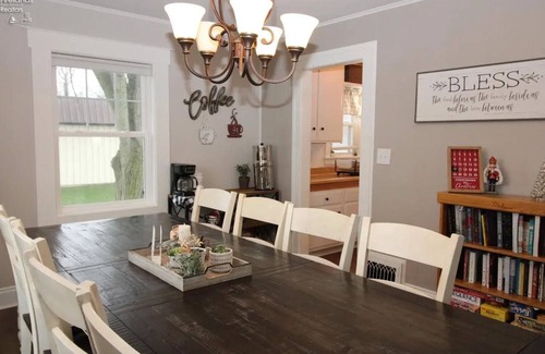 Port Clinton House | Charming 2-bedroom house with WiFi in Port Clinton steps from the public beach