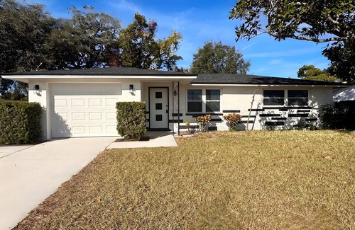 Jasmine Lakes House | Charming 2-bedroom house in brilliant Port Richey with AC