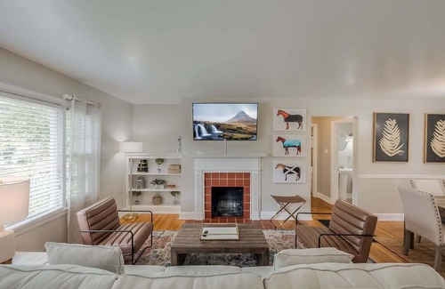 Lexington House | Charming 2 BR 1 BA with outdoor patio and grill close to downtown