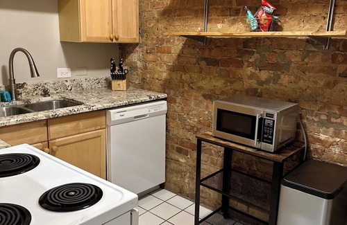 Mid-North District Apartment | Charming 2 BR apartment near Lincoln Park zoo in historic building