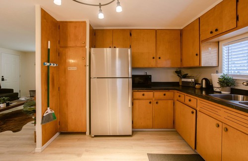 Gold Hill Cottage | Charming 2 BR riverside stopover in Gold Hill. Private hot tub, river access, and just down the road from Del Rio Vineyards. Perfect base for exploring the Rogue Valley. Pet-friendly!