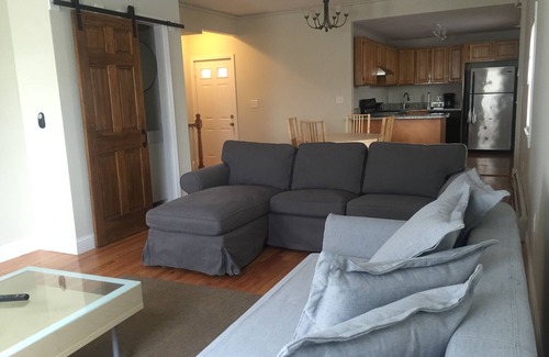 Highland Park House | Charming 2 level apartment